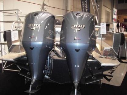 2 x 300 Hkr Yamaha sitter på Anytec 860 SPD. Fart närmare 57 knop. www.anytec.se