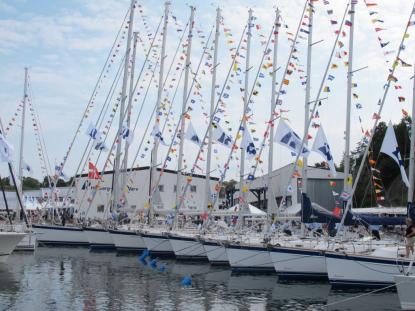 Hallberg-Rassy-flottan i paraduniform på &Ouml;ppna Varv 2011.