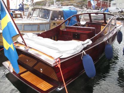 ”Vehög” – en Solö från Storebro Bruk, byggd 1964 i mahogny på basade ekspant. Längd 7,20 bredd 2,20 med en Volvo Penta B20 motor på 130 hk. &Auml;garen Fredrik Olsson från Kållekärr, Tjörn, har ägnat de senaste tre åren till att renovera det mesta i båten. Hemmahamn är Skärhamn.