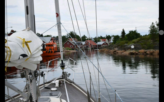 På väg in och ut ur hamnen gäller det att gå mitt i nålsögat. Det gäller att hålla rak kurs och inte göra några girar här.