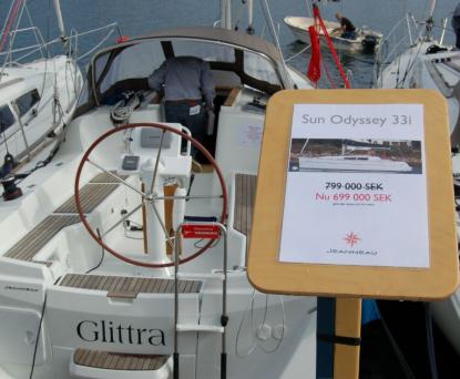 Sun Odyssey 33i från Jeanneau säljs 100 000 kronor billigare under mässan. När vi frågar hur det kommer sig med denna stora rabatt fick vi veta att Jeanneau sätter ordinarie pris och nu ger återförsäljaren rabatt på det priset.